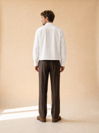 Achteraanzicht van wit cropped overhemd met bruine pantalon